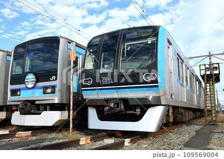 車両基地で並ぶE231系800番台と東京メトロ15000系 109569004