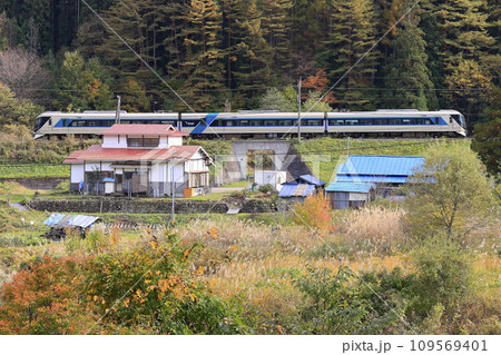 紅葉の会津鬼怒川線 紅葉の会津鬼怒川線 109569401