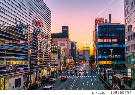 日本の横浜都市景観 師走。脱コロナ…横浜駅前から夕焼けや横浜タカシマヤなど…明日への希望の光＝10日 109569754