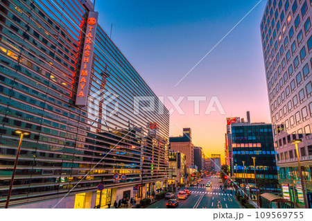 日本の横浜都市景観 師走。脱コロナ…横浜駅前から夕焼けや横浜タカシマヤなど…明日への希望の光＝10日 109569755