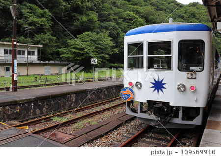 備後落合駅で停車する木次線　奥出雲おろち号 スハフ12  国鉄12系客車  109569910