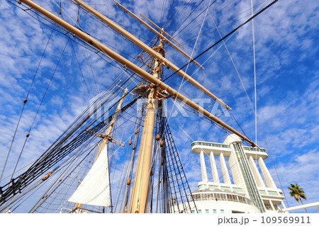 名古屋港に停泊中の帆船のマストとポートビル 名古屋港に停泊中の帆船のマストとポートビル 109569911