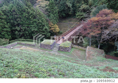 八王子城 居館地区の曳橋と虎口 八王子城 居館地区の曳橋と虎口 109569912