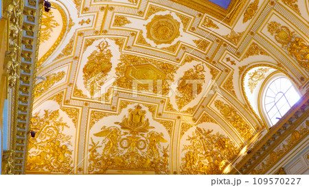 ゴールドの装飾が煌びやかな王の間 109570227