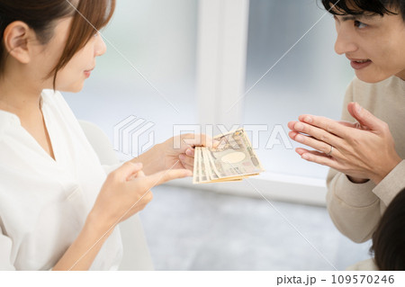 夫が妻に小遣い増額を頼むシーン 109570246