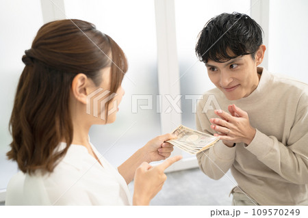夫が妻に小遣い増額を頼むシーン 109570249
