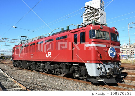水戸に停車するEF81形電気機関車（北斗星ヘッドマーク掲出）の写真素材 