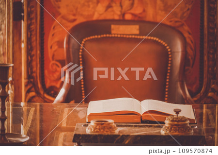 机に置かれた古書 109570874