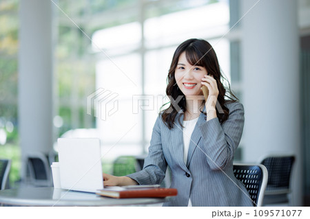 カフェでテレワークする女性 カフェでテレワークする女性 109571077