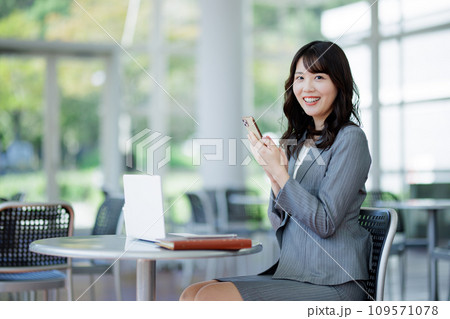カフェでテレワークする女性 カフェでテレワークする女性 109571078