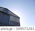 倉庫の屋根を見上げた 109571281