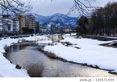 雪景色の美しい中津川界隈　岩手山を望む中津川界隈の冬景色　 109571444