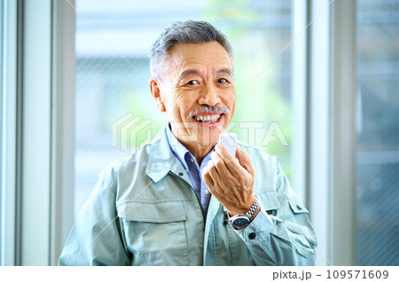 オフィスでアルコール検査する作業員 オフィスでアルコール検査する作業員 109571609