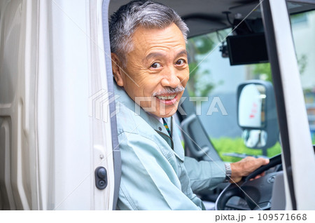 シートベルトをした女性ドライバー シートベルトをした女性ドライバー 109571668