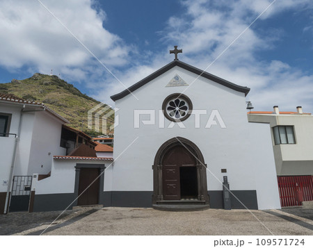 Machico, Madeira, Portugal, May 17, 2022: view of the white church Igreja Matriz de Machico at the centre of town Machico, Madeira, Portugal, May 17, 2022: view of the white church Igreja Matriz de Machico at the centre of town 109571724
