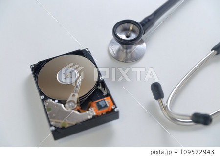 ハードディスクドライブ HDDと聴診器 ハードディスクドライブ HDDと聴診器 109572943