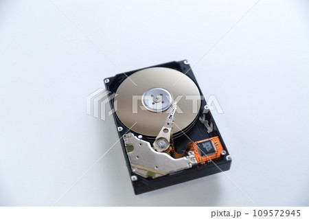 分解されたハードディスクドライブ （HDD）の中身 109572945