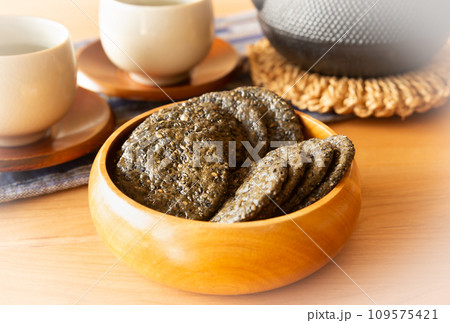 黒胡麻せんべい 米菓 おやつ ごませんべい 黒胡麻せんべい 米菓 おやつ ごませんべい 109575421
