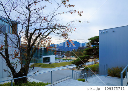東山魁夷館より善光寺を望む　長野市 109575711