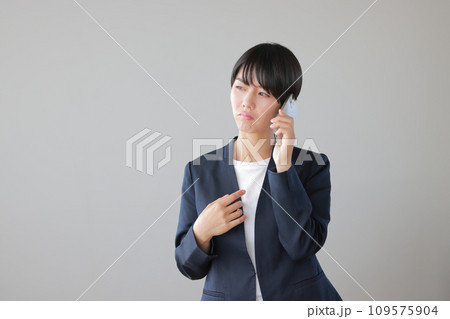電話の主に腹を立てている女性1 電話の主に腹を立てている女性1 109575904