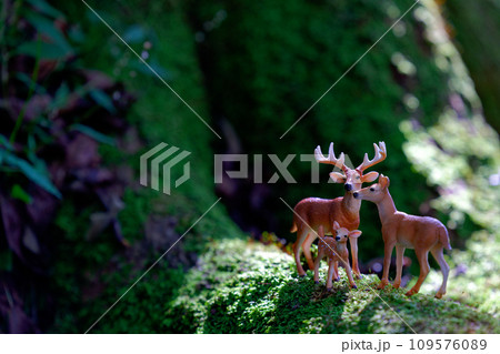 鹿の親子のフィギュア 鹿の親子のフィギュア 109576089
