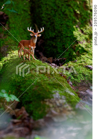 鹿の親子のフィギュア 鹿の親子のフィギュア 109576090