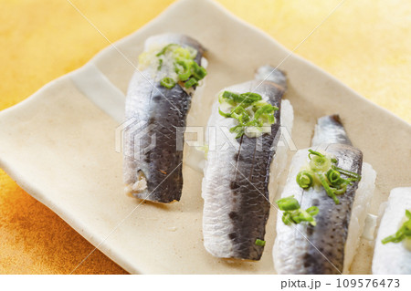 皿の上にのった美味しそうなイワシの寿司 109576473