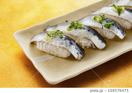 皿の上にのった美味しそうなイワシの寿司 109576475