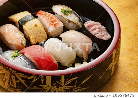 漆塗りの木桶に入った美味しそうな寿司 漆塗りの木桶に入った美味しそうな寿司 109576478