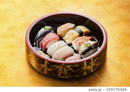 漆塗りの木桶に入った美味しそうな寿司 漆塗りの木桶に入った美味しそうな寿司 109576484