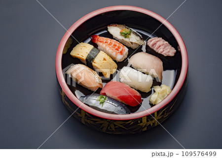 漆塗りの木桶に入った美味しそうな寿司の写真素材 [109576499] - PIXTA