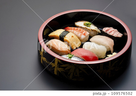 漆塗りの木桶に入った美味しそうな寿司 109576502