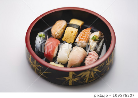 漆塗りの木桶に入った美味しそうな寿司 109576507