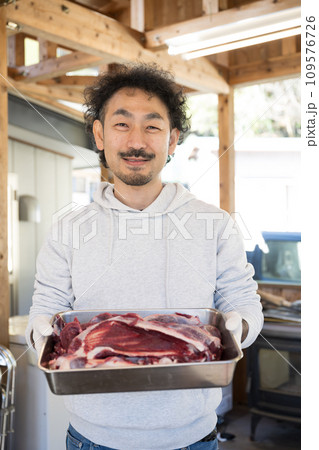 ジビエなどのお肉を体験で捌いた男性 ジビエなどのお肉を体験で捌いた男性 109576726