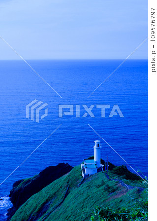 日本海の断崖の上に立つ白い灯台 109576797