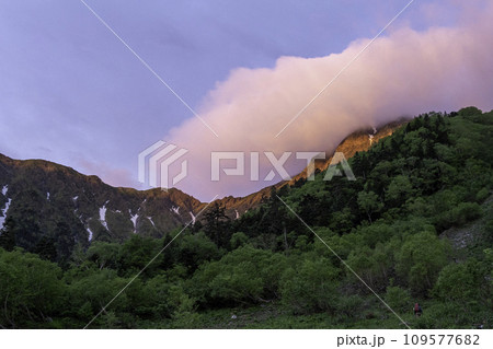 雲に覆われる北岳 雲に覆われる北岳 109577682