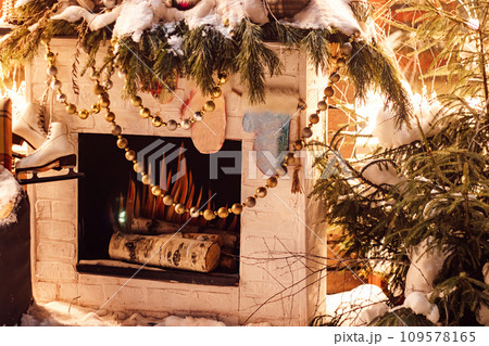 Christmas decor in backyard. Festive New Year decorations. Christmas decor in backyard. Festive New Year decorations. 109578165