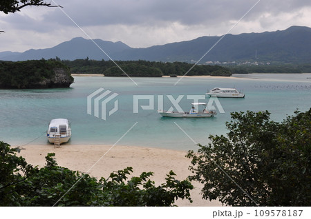 川平湾に浮かぶボート 109578187