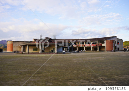 震災遺構大川小学校全景（宮城県石巻市） 109578188