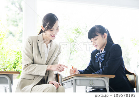 女性の先生と勉強をする女子中学生 女性の先生と勉強をする女子中学生 109578195