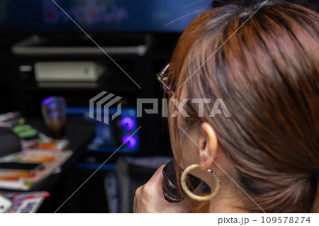 1人カラオケを楽しむ女性 109578274