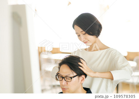 ヘアサロンで働く女性と男性客 ヘアサロンで働く女性と男性客 109578305