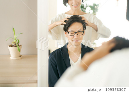 ヘアサロンで働く女性と男性客 109578307