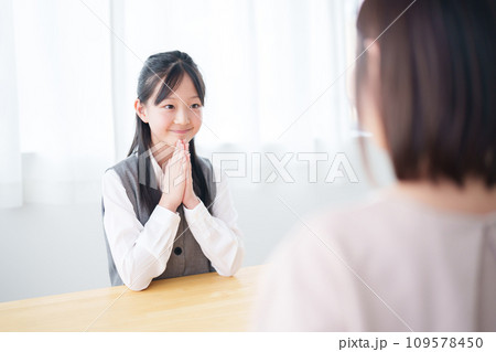 お母さんにお願いをする女の子 お母さんにお願いをする女の子 109578450
