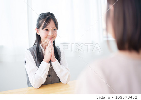 お母さんにお願いをする女の子 お母さんにお願いをする女の子 109578452