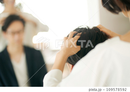 ヘアサロンで働く女性と男性客 ヘアサロンで働く女性と男性客 109578592