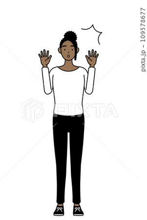 驚いて手を上げるアフリカ系女性 109578677