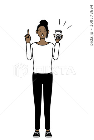 電卓を持って指さすアフリカ系女性 電卓を持って指さすアフリカ系女性 109578694