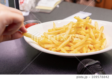 フライドポテトを食べる手元 フライドポテトを食べる手元 109578842