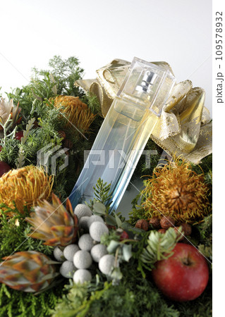 手作りクリスマスリースと香水 手作りクリスマスリースと香水 109578932